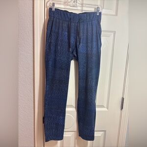 Lululemon Women on the Fly Pants liner Flux Battles Navy Patterned size 4.